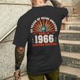 60歳の誕生日 60歳のギタリスト ギター愛好家 1966年生まれ メンズTシャツ バックプリント 彼への贈り物