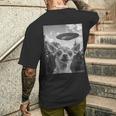 Chihuahuaelfie With Ufo Ufo と面白いチワワのセルフィー メンズTシャツ バックプリント 彼への贈り物
