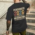Uomo Pensione Regalo Papà Collega Divertente Pensionato 2026 T-shirt da uomo con stampa posteriore Regalos para él