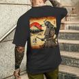 「夜明けの富士山と壮大な侍戦士」 メンズTシャツ バックプリント 彼への贈り物