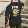 パイロット・イン・プログレス飛行機航空学校飛行機 メンズTシャツ バックプリント 彼への贈り物