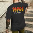ヴィンテージ 1966 クラシック 60歳 60歳 誕生日 ロックレジェンド メンズTシャツ バックプリント 彼への贈り物