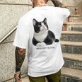 Mischief In Fur 猫写真 ハチワレ猫 黒白猫 猫好き ネタ 猫しもべ 猫飼い 猫依存症 長袖tシャツ メンズTシャツ バックプリント 彼への贈り物