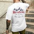山が呼んでいるし、私は行かなければならない Wanderlust メンズTシャツ バックプリント 彼への贈り物