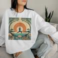 夕焼けの戦士ポーズ、ヨガの自然のイラスト、花柄。 レディーススウェットシャツ 彼女への贈り物