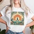夕焼けの戦士ポーズ、ヨガの自然のイラスト、花柄。 レディースTシャツ 彼女への贈り物
