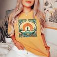 夕焼けの戦士ポーズ、ヨガの自然のイラスト、花柄。 レディースオーバーサイズコンフォートTシャツ Mustard