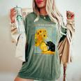 面白いゴッホ風変わりな猫とひまわりの花瓶パロディアート レディースオーバーサイズコンフォートTシャツ Moss