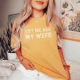 Let Me Ask My Wife ay Husband Life ユーモア レディースオーバーサイズコンフォートTシャツ Mustard
