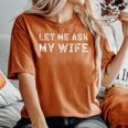 Let Me Ask My Wife ay Husband Life ユーモア レディースオーバーサイズコンフォートTシャツ Yam