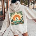 夕焼けの戦士ポーズ、ヨガの自然のイラスト、花柄。 レディース オーバーサイズ パーカー バックプリント Sand