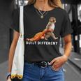 Punch The Monkey Built Different 3 ホワイトテキスト Tシャツ 彼女への贈り物