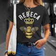 Rebeca Nombre Rebeca Regalos De Cumpleaños Reina Corona Abeja Rebeca Camiseta unisex Regalos para ella