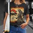 「夜明けの富士山と壮大な侍戦士」 Tシャツ 彼女への贈り物