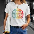 1975年1月以来絶対に素晴らしい男性と女性の誕生日。 Tシャツ 彼女への贈り物
