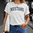 Mustang Oklahoma Ok Diseño Deportivointage Diseño Azul Marino Cuello Camiseta unisex Regalos para ella