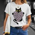 ピンクのヒョウ柄ハートを持つ黒猫 Tシャツ 彼女への贈り物