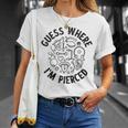 ボディピアス Guess Where I'm Pierced アンティーク調デザイン Tシャツ 彼女への贈り物