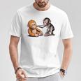 オレンジのおもちゃで悲しい猿のパンチ Tシャツ 面白い贈り物