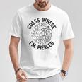 ボディピアス Guess Where I'm Pierced アンティーク調デザイン Tシャツ 面白い贈り物