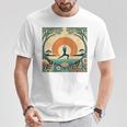 夕焼けの戦士ポーズ、ヨガの自然のイラスト、花柄。 Tシャツ 面白い贈り物