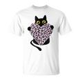 ピンクのヒョウ柄ハートを持つ黒猫 Tシャツ