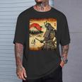 「夜明けの富士山と壮大な侍戦士」 Tシャツ 彼への贈り物
