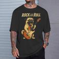 ロックするパグ犬 ギター演奏の面白デザイン Tシャツ 彼への贈り物