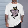 ピンクのヒョウ柄ハートを持つ黒猫 Tシャツ 彼への贈り物