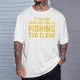 背面には「If You Can Read This You're Fishing Too Close Tシャツ 彼への贈り物