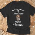 Beagle Beware Of The Mistress Beagle Tシャツ 高齢者への贈り物