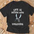 Laida Es Mejor Con Los Mosquitos Camiseta unisex Regalos para ancianos