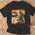 「夜明けの富士山と壮大な侍戦士」 Tシャツ 高齢者への贈り物