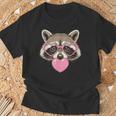 かわいいアライグマが吹くピンクのバレンタイン ハート バブルガム Tシャツ 高齢者への贈り物