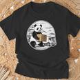 トラック運転手 パンダ 運送業 水墨画 和風 おもしろ 動物 Tシャツ 高齢者への贈り物