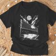 バレーボールのボールを描くバレーボーラー Tシャツ 高齢者への贈り物