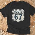 レトロ ルート 67 ハイウェイ サイン ヴィンテージ ロード ノスタルジア Tシャツ 高齢者への贈り物
