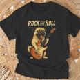 ロックするパグ犬 ギター演奏の面白デザイン Tシャツ 高齢者への贈り物