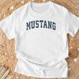 Mustang Oklahoma Ok Diseño Deportivointage Diseño Azul Marino Cuello Camiseta unisex Regalos para ancianos