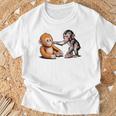 オレンジのおもちゃで悲しい猿のパンチ Tシャツ 高齢者への贈り物