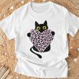 ピンクのヒョウ柄ハートを持つ黒猫 Tシャツ 高齢者への贈り物