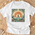 夕焼けの戦士ポーズ、ヨガの自然のイラスト、花柄。 Tシャツ 高齢者への贈り物