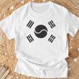 大韓民国 様式化された韓国国旗 ブラック Tシャツ 高齢者への贈り物