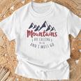 山が呼んでいるし、私は行かなければならない Wanderlust Tシャツ 高齢者への贈り物