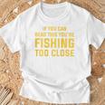 背面には「If You Can Read This You're Fishing Too Close Tシャツ 高齢者への贈り物
